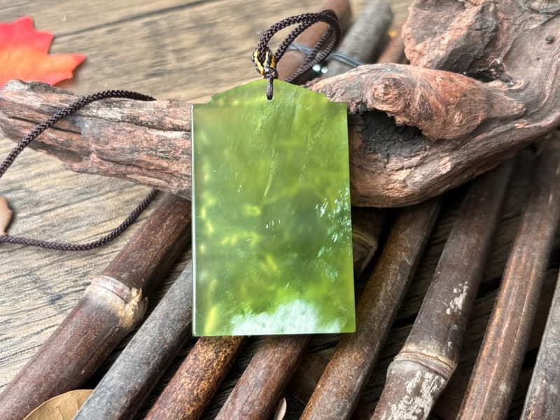 【一物一圖】天然岫玉 青提奶蓋 雕刻山水牌吊墜 手編繩 項鍊