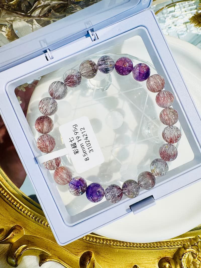 天然透體細閃多髮紅紫漸層彩超七8.5mm19.95g三輪骨幹高頻水晶