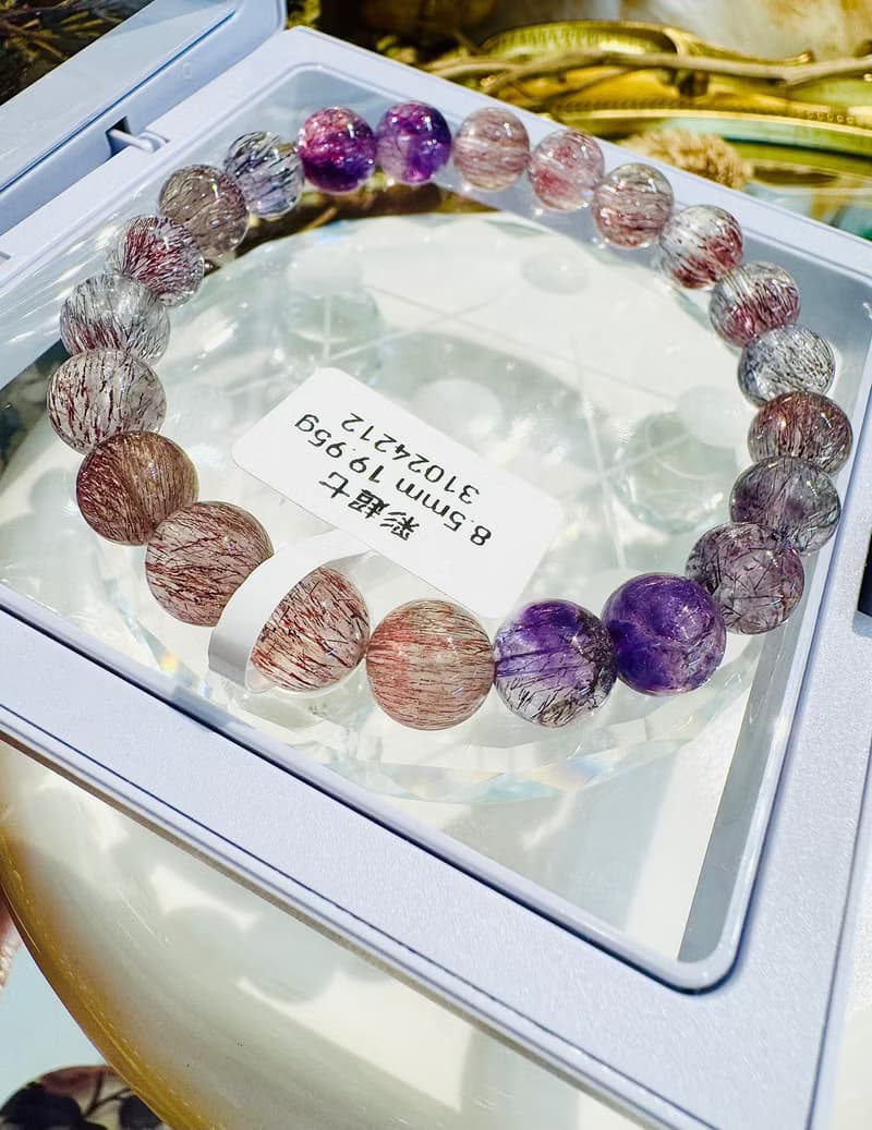 天然透體細閃多髮紅紫漸層彩超七8.5mm19.95g三輪骨幹高頻水晶