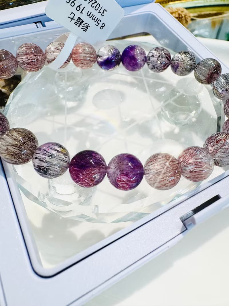 天然透體細閃多髮紅紫漸層彩超七8.5mm19.95g三輪骨幹高頻水晶