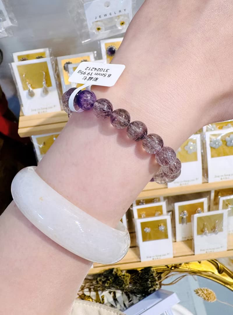 天然透體細閃多髮紅紫漸層彩超七8.5mm19.95g三輪骨幹高頻水晶