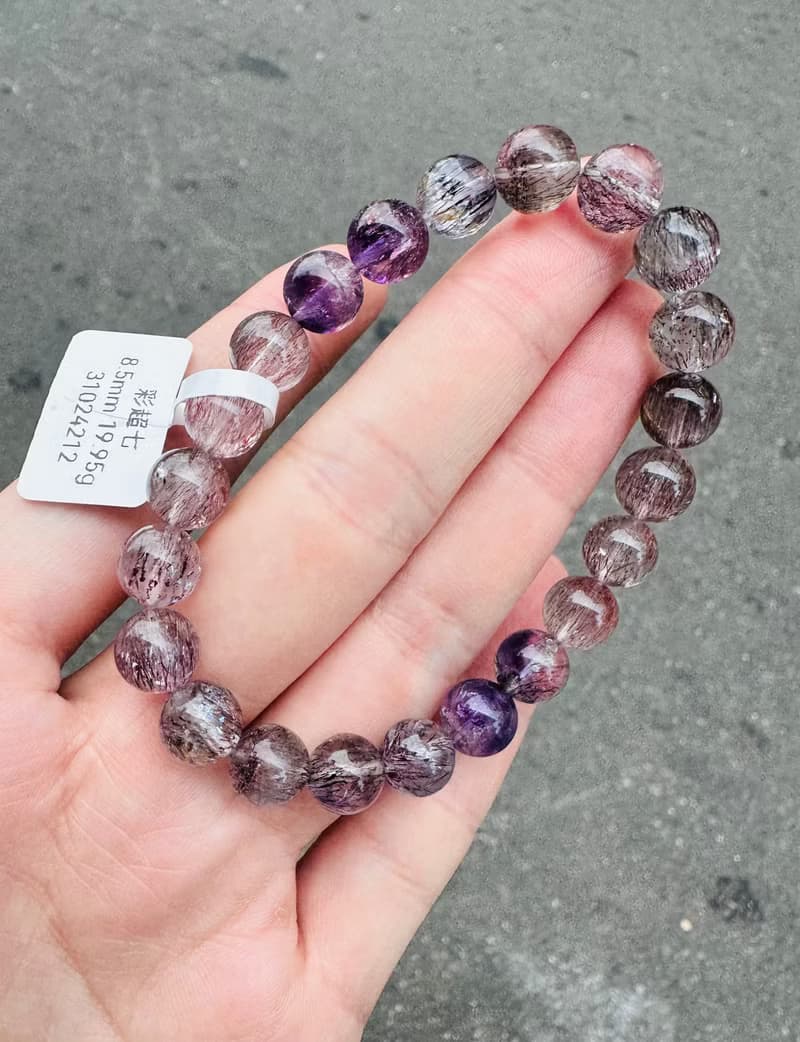 天然透體細閃多髮紅紫漸層彩超七8.5mm19.95g三輪骨幹高頻水晶