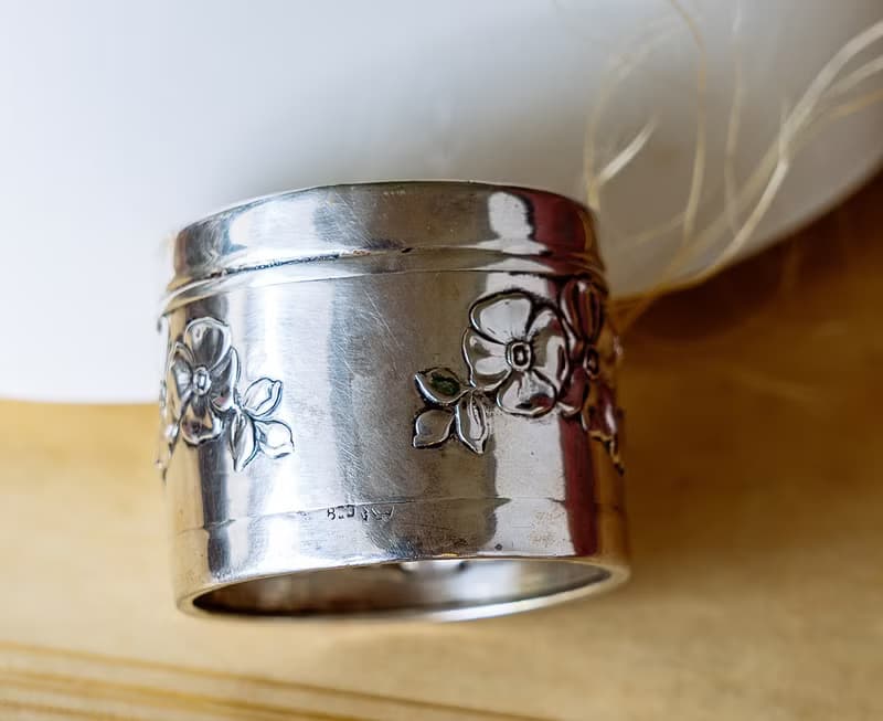 新藝術花卉銀餐巾套環 - 西洋古董