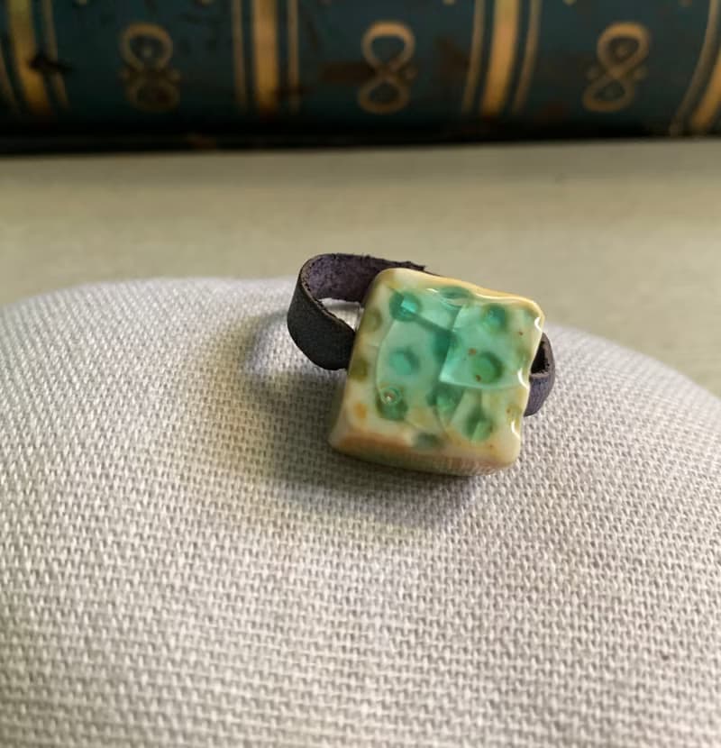 戒指 日本白瓷 自然釉色 無限看不膩色調 真皮革 藝術等級