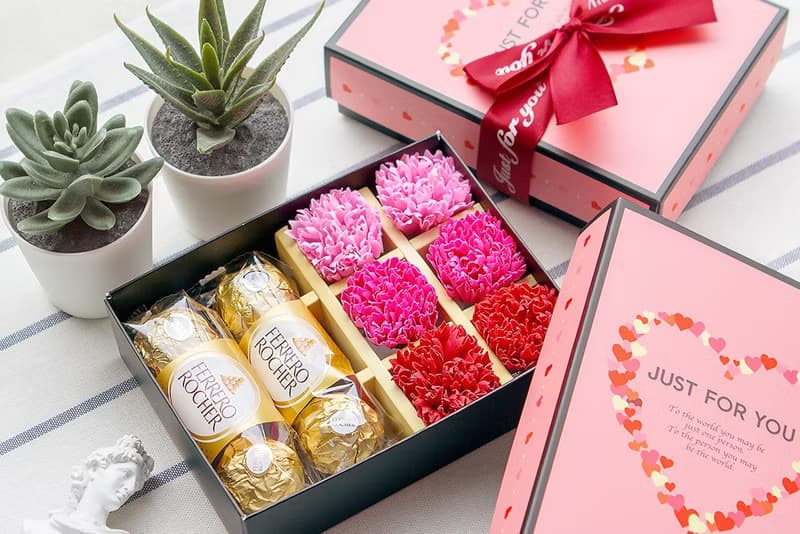 母親節限定–金莎巧克力6顆入+6朵康乃馨香皂花禮盒–紅色