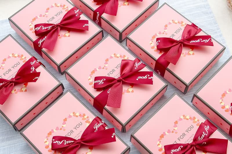 母親節限定–金莎巧克力6顆入+6朵康乃馨香皂花禮盒–紅色