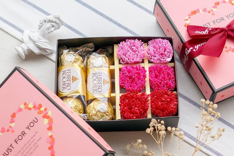 母親節限定–金莎巧克力6顆入+6朵康乃馨香皂花禮盒–紅色