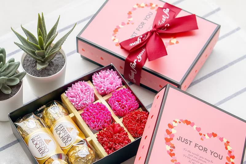 母親節限定–金莎巧克力6顆入+6朵康乃馨香皂花禮盒–紅色