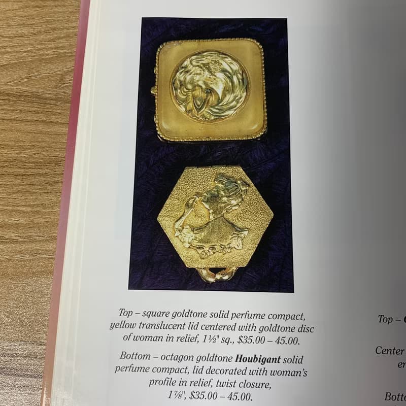 方形金色固體香水 黃色半透明蓋子 中間是浮雕女人的金色圓盤