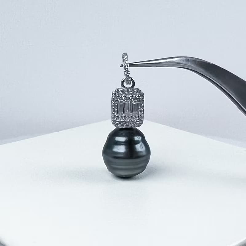 。天然墨水綠。罕見11mm 巴洛克大溪地珍珠。925純銀鋯石頸鏈。