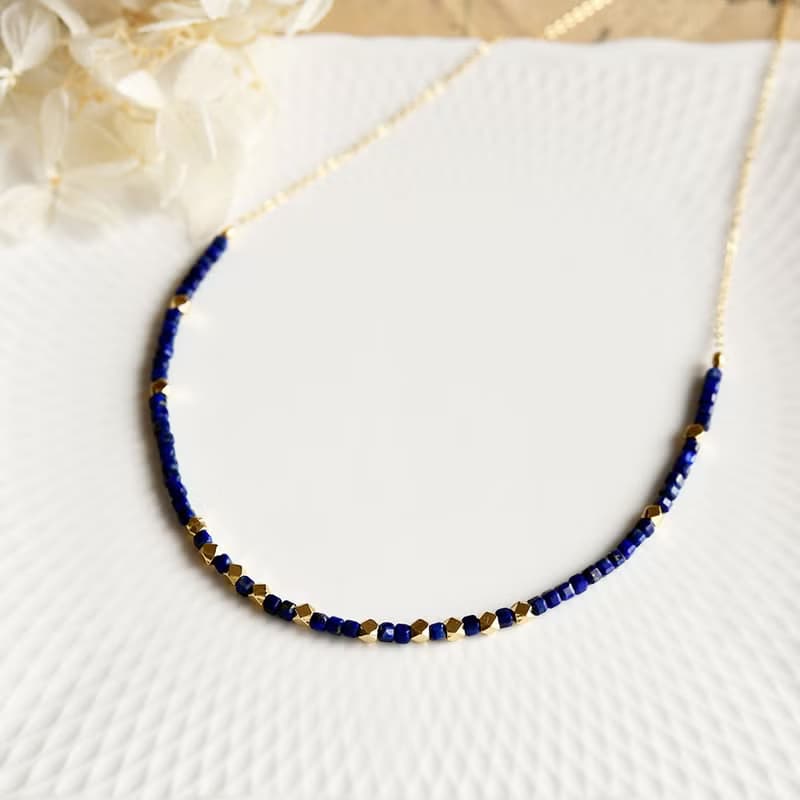 スクエア プチラピスラズリとゴールドビーズのネックレス 12月誕生石　幸運成功運UP