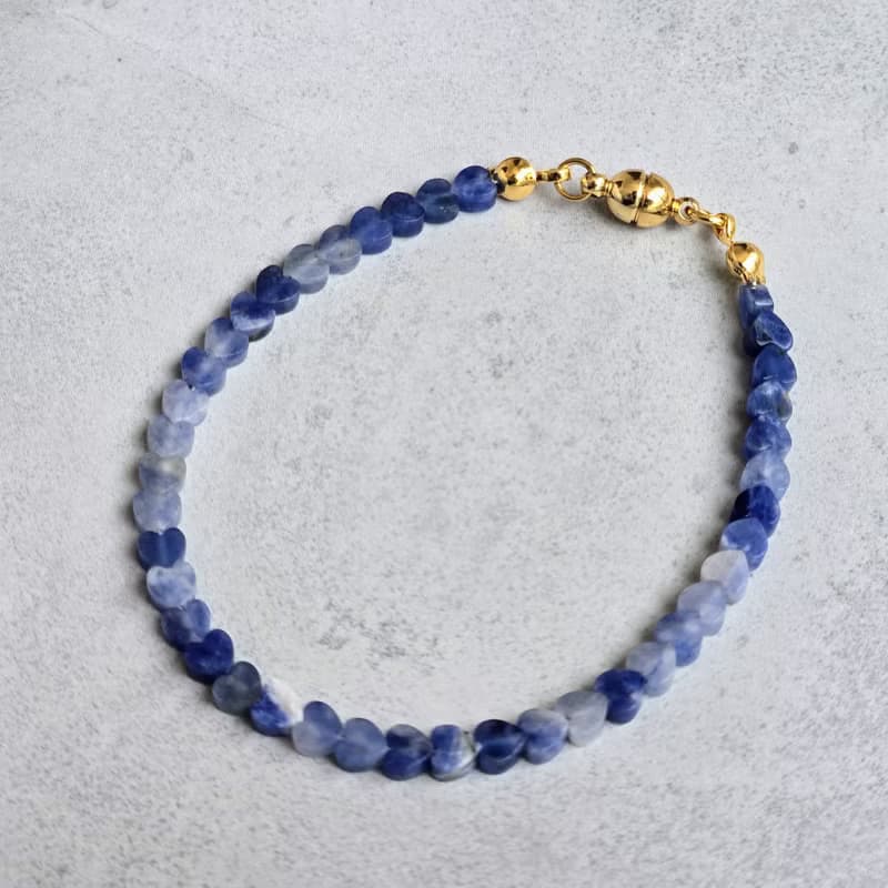 【日本製】ソーダライト ハートカット ブレスレット – マグネット留め具 / 金属アレルギー対応