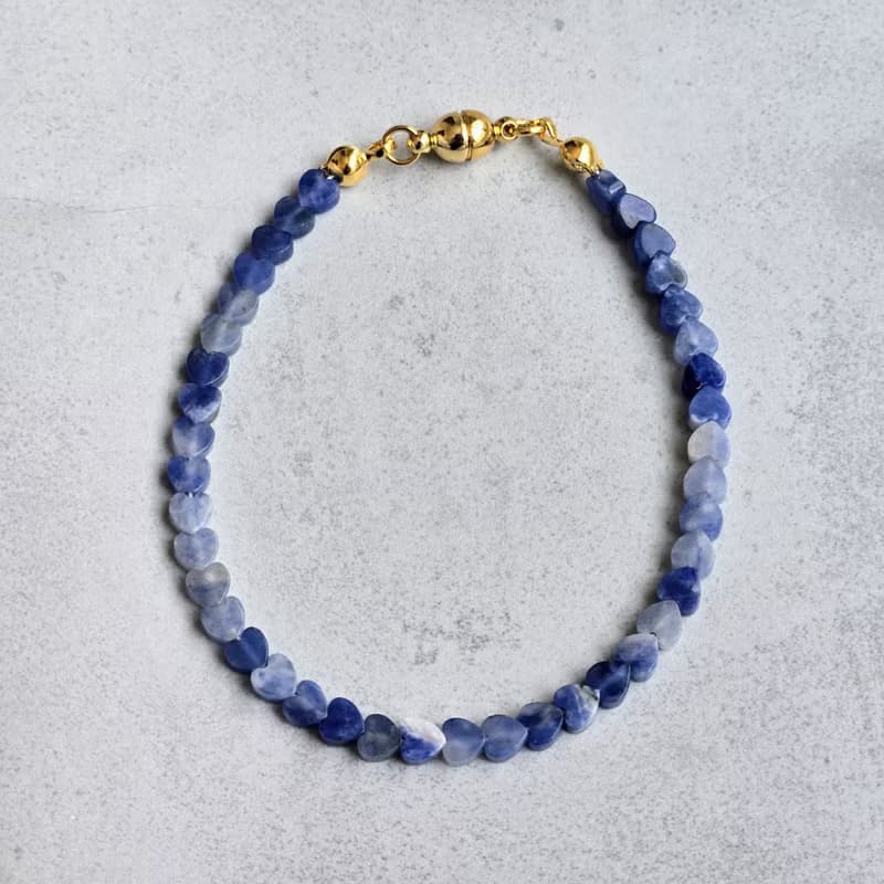 【日本製】ソーダライト ハートカット ブレスレット – マグネット留め具 / 金属アレルギー対応