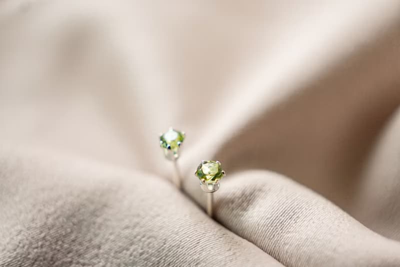 SV925 迷你橄欖石單鑽耳環(耳夾) 3mm 皇冠六爪鑲 養耳棒