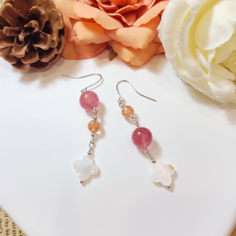 AgIo。草莓晶/阿魯沙/淡水貝殼。設計款耳環