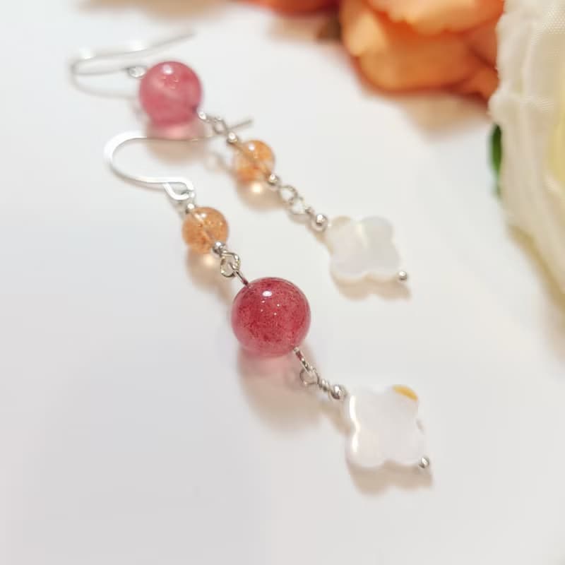 AgIo。草莓晶/阿魯沙/淡水貝殼。設計款耳環
