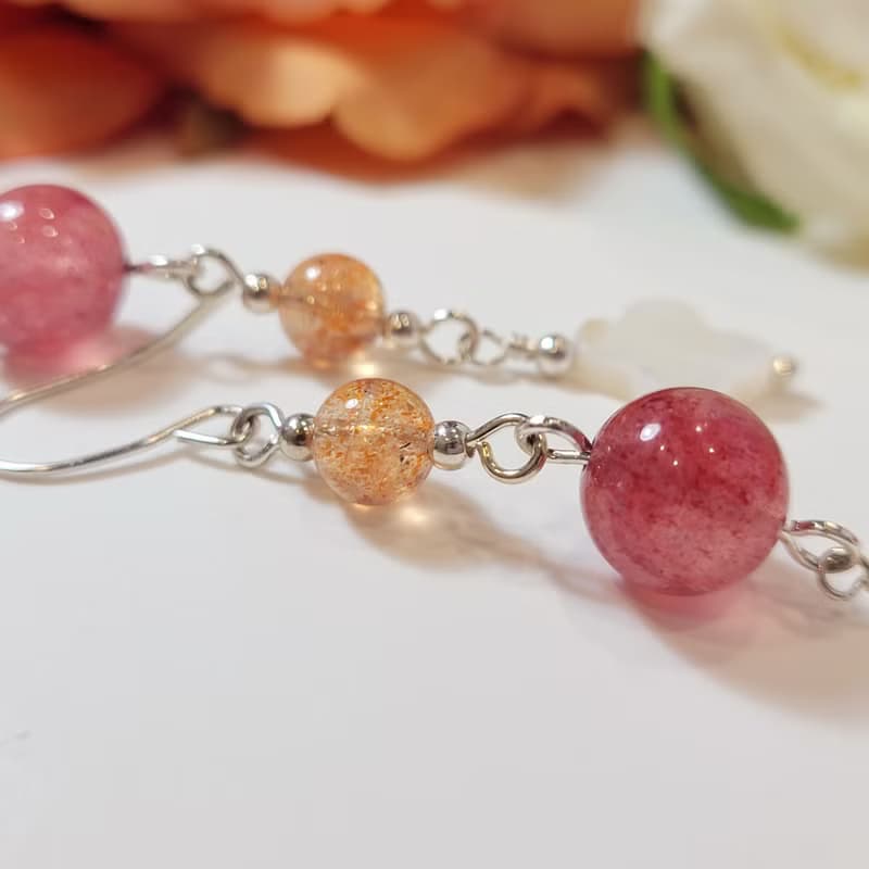 AgIo。草莓晶/阿魯沙/淡水貝殼。設計款耳環