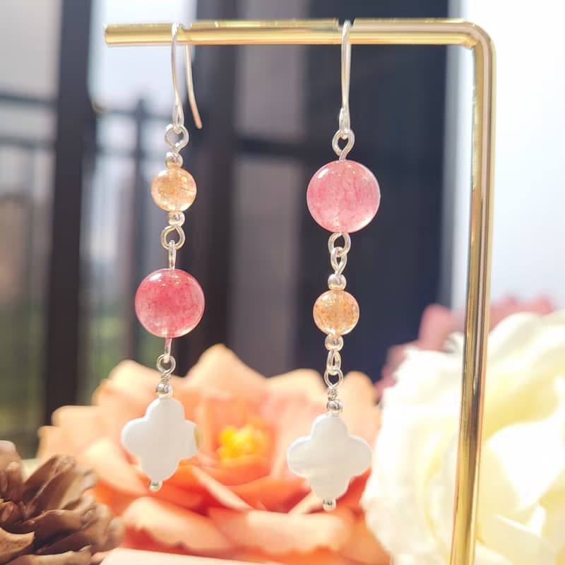 AgIo。草莓晶/阿魯沙/淡水貝殼。設計款耳環