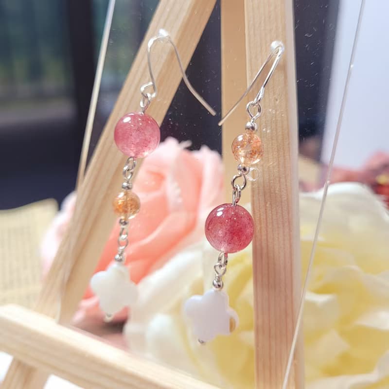 AgIo。草莓晶/阿魯沙/淡水貝殼。設計款耳環