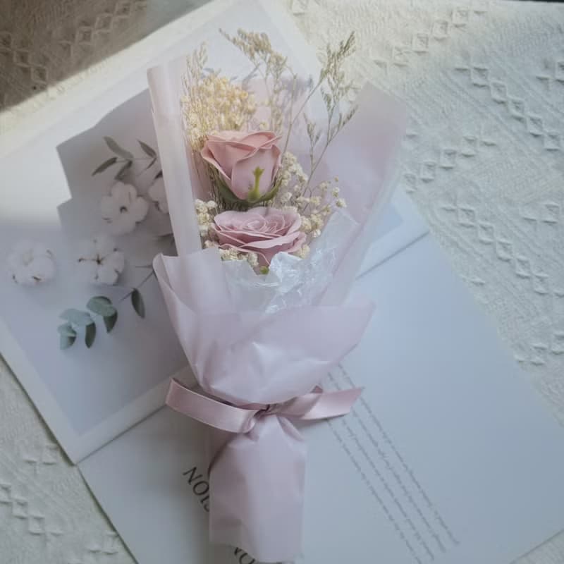 香皂玫瑰滿天星花束 .香皂花束