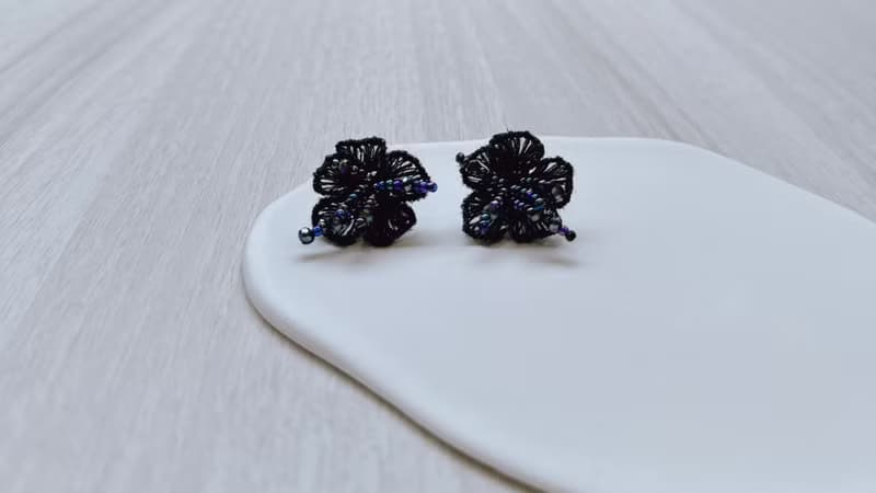 手縫刺繡扶桑花耳環 - 黑 (可改耳夾)