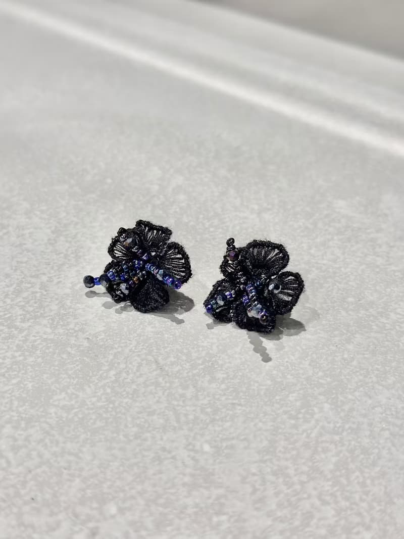 手縫刺繡扶桑花耳環 - 黑 (可改耳夾)