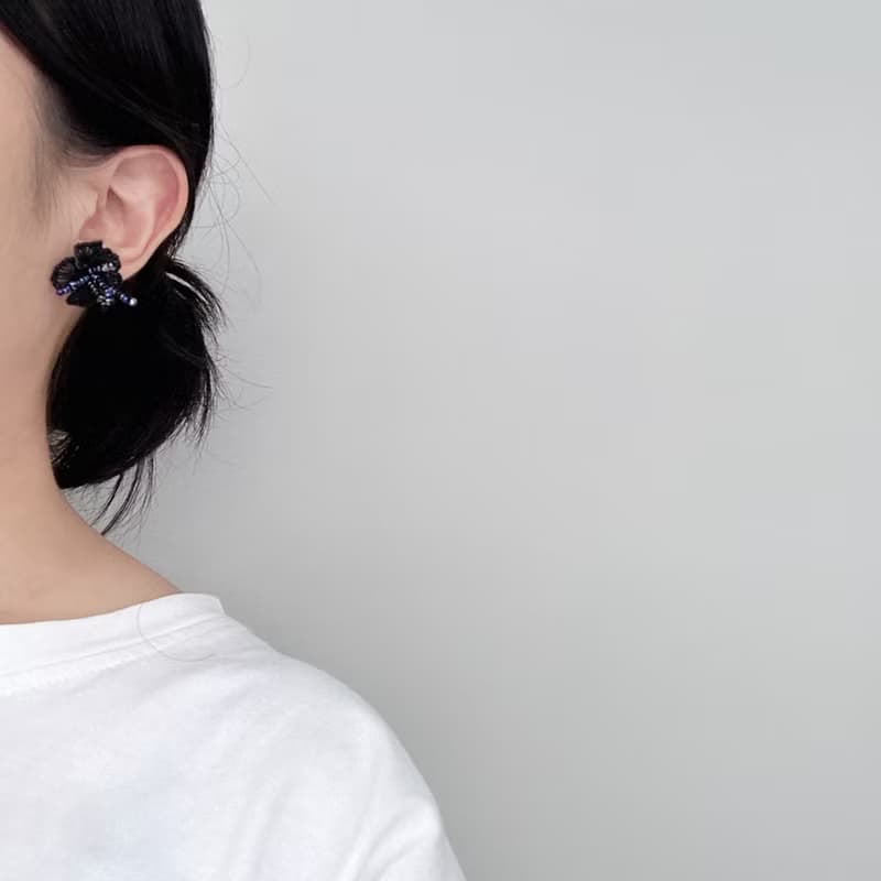 手縫刺繡扶桑花耳環 - 黑 (可改耳夾)
