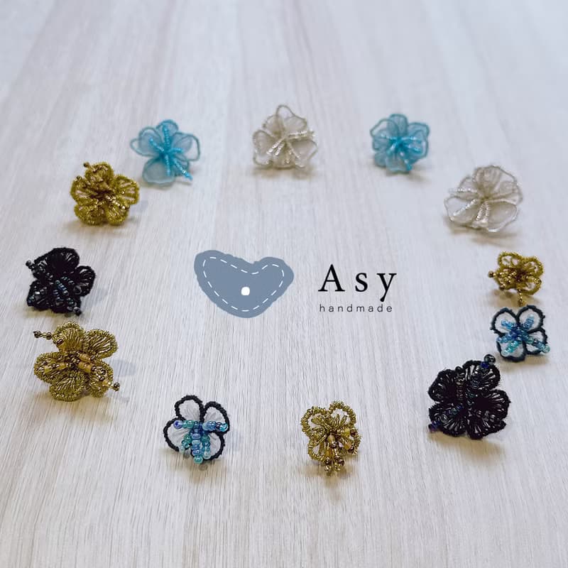 手縫刺繡扶桑花耳環 - 黑 (可改耳夾)