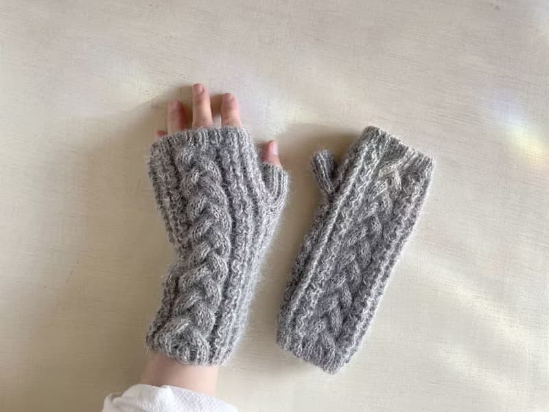 ベビーアルパカとキッドモヘアのアランハンドウォーマー・フロスティグレイ 受注生産