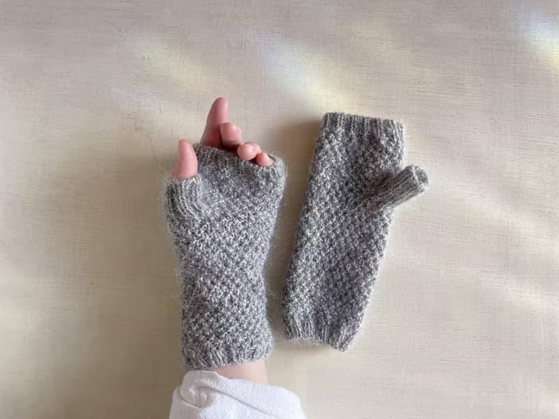 ベビーアルパカとキッドモヘアのアランハンドウォーマー・フロスティグレイ 受注生産