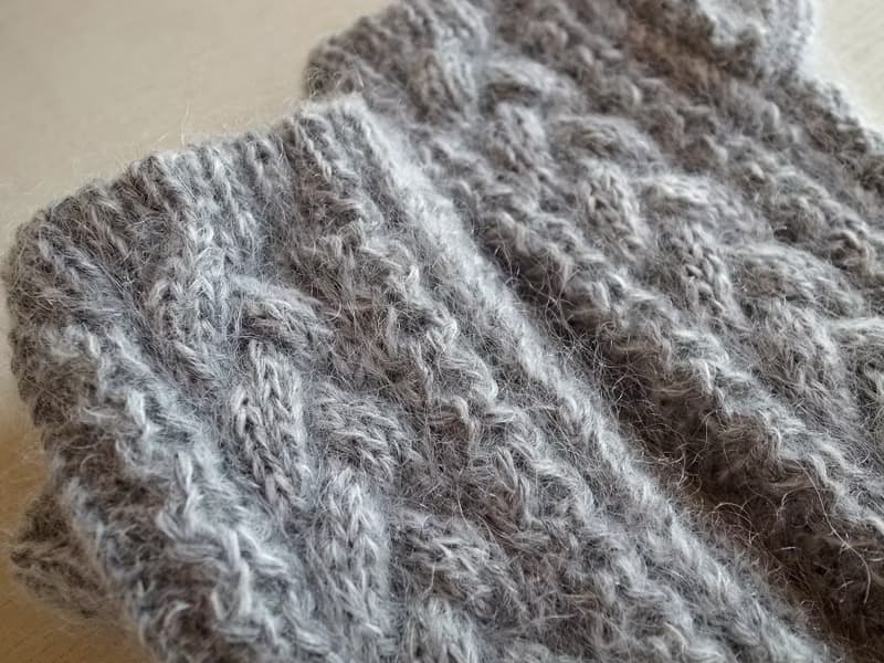 ベビーアルパカとキッドモヘアのアランハンドウォーマー・フロスティグレイ 受注生産