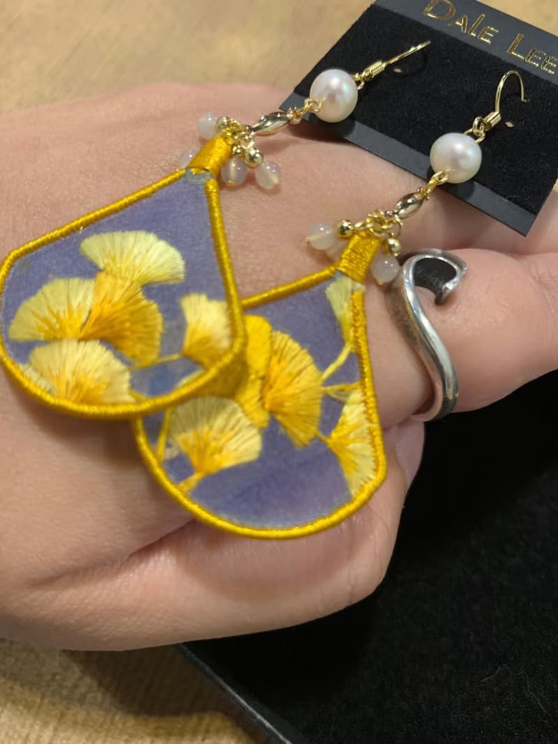 淡水珍珠、白玉髓、雙面銀杏刺繡、14K包金耳勾