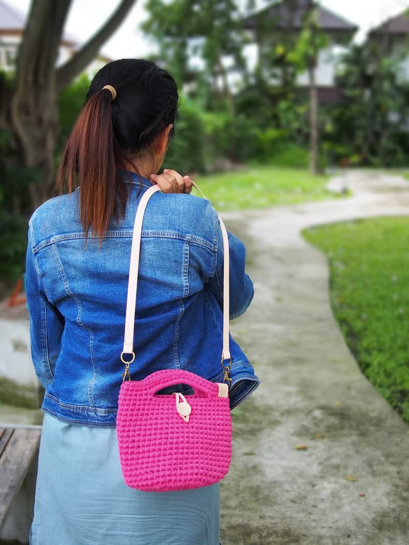 Handmade crochet bag pink (t-shirt yarn) with natural color leather strap