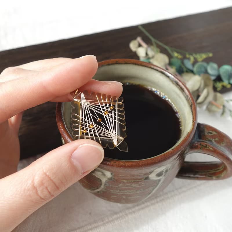 コーヒー色のダイヤ型イヤリング / ピアス / こげ茶 / 絹糸 / 送料無料