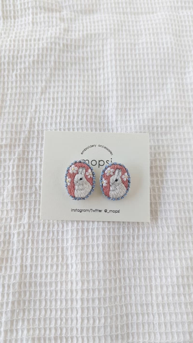 お花の中のうさぎ　刺繍ピアス/イヤリング