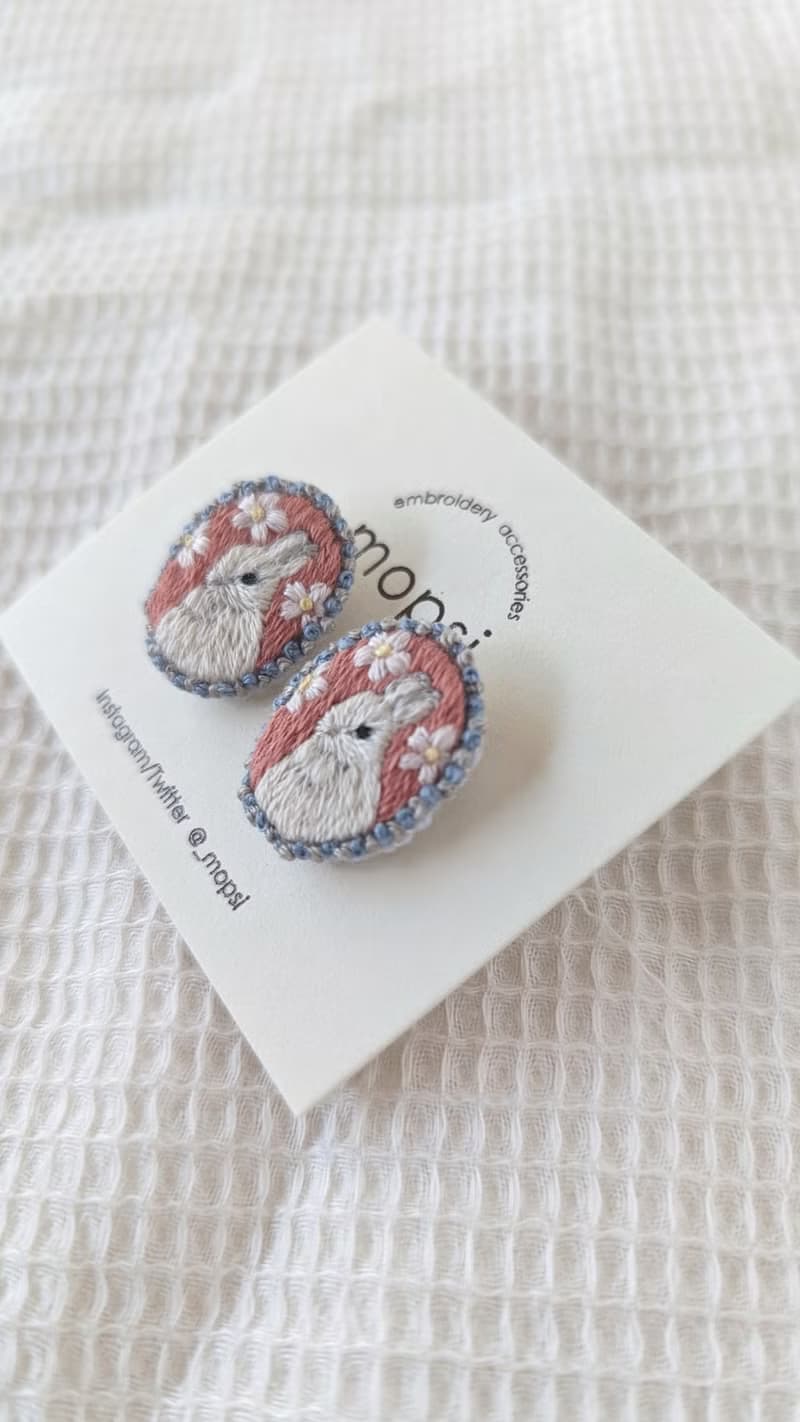 お花の中のうさぎ　刺繍ピアス/イヤリング