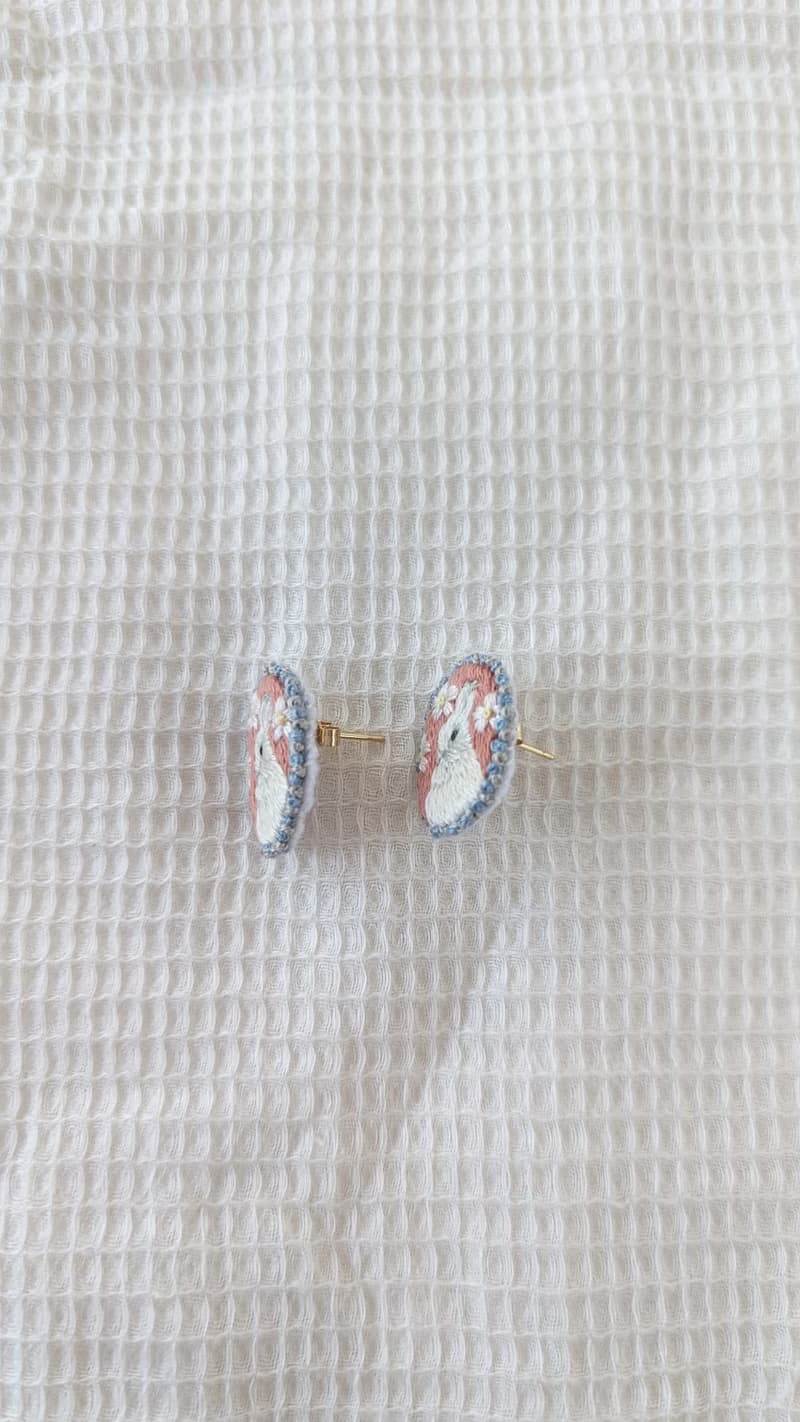 お花の中のうさぎ　刺繍ピアス/イヤリング