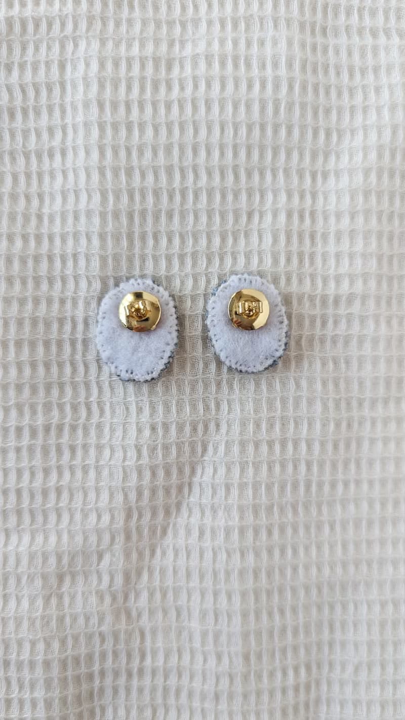 お花の中のうさぎ　刺繍ピアス/イヤリング