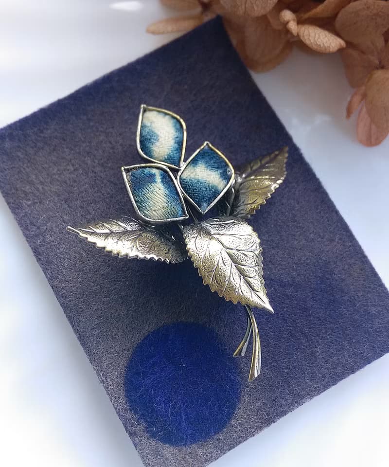Vintage Jewelry 西洋古董飾品 花卉花束 漸層 藍染織布 別針