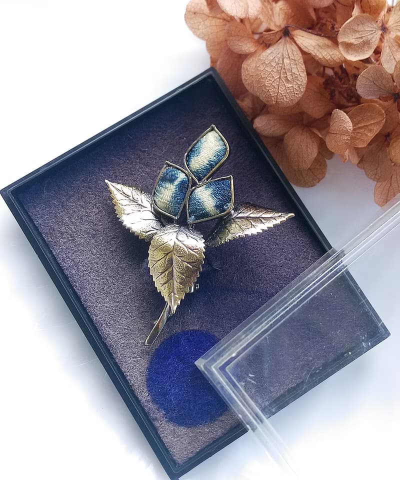 Vintage Jewelry 西洋古董飾品 花卉花束 漸層 藍染織布 別針