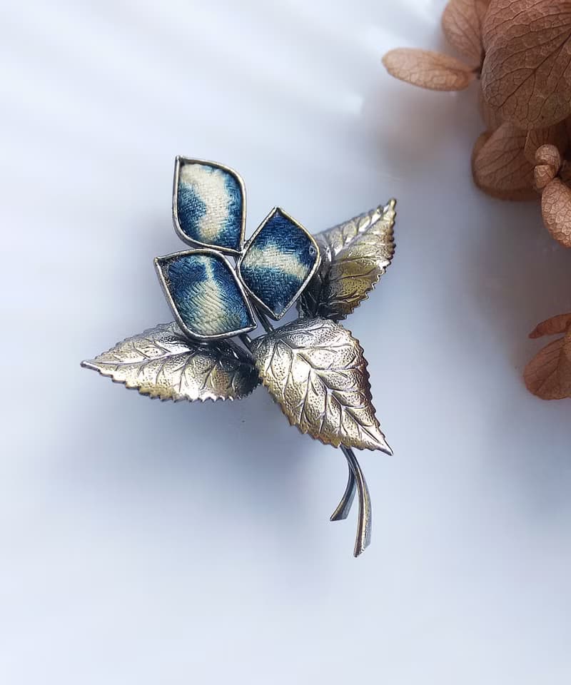 Vintage Jewelry 西洋古董飾品 花卉花束 漸層 藍染織布 別針
