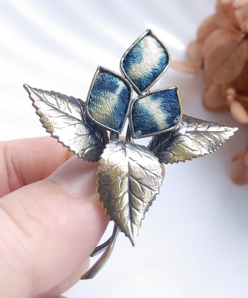 Vintage Jewelry 西洋古董飾品 花卉花束 漸層 藍染織布 別針