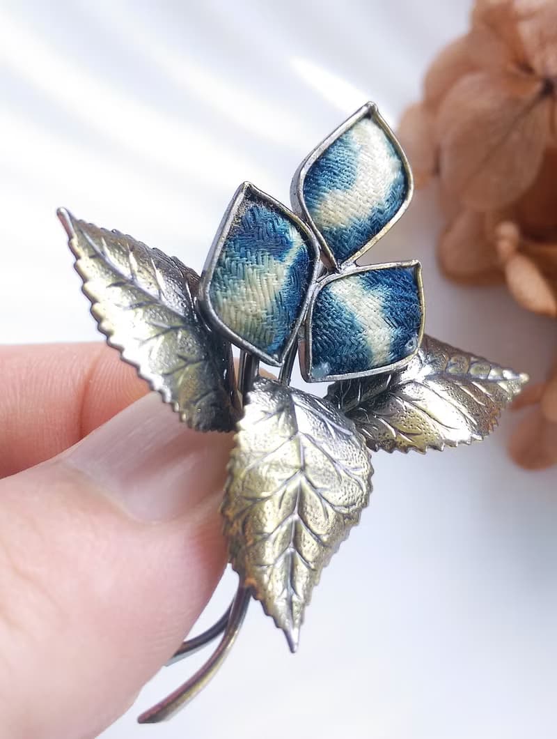 Vintage Jewelry 西洋古董飾品 花卉花束 漸層 藍染織布 別針