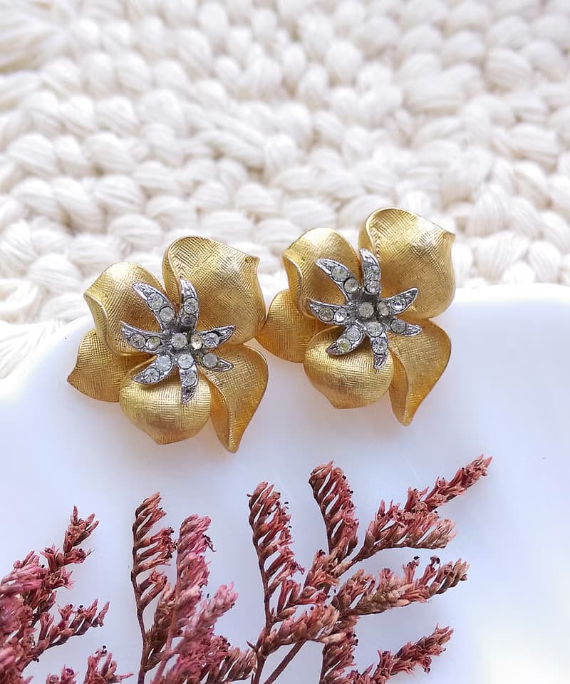 Vintage Jewelry 西洋古董飾品 啞光 刷紋 優美花形 針式耳環