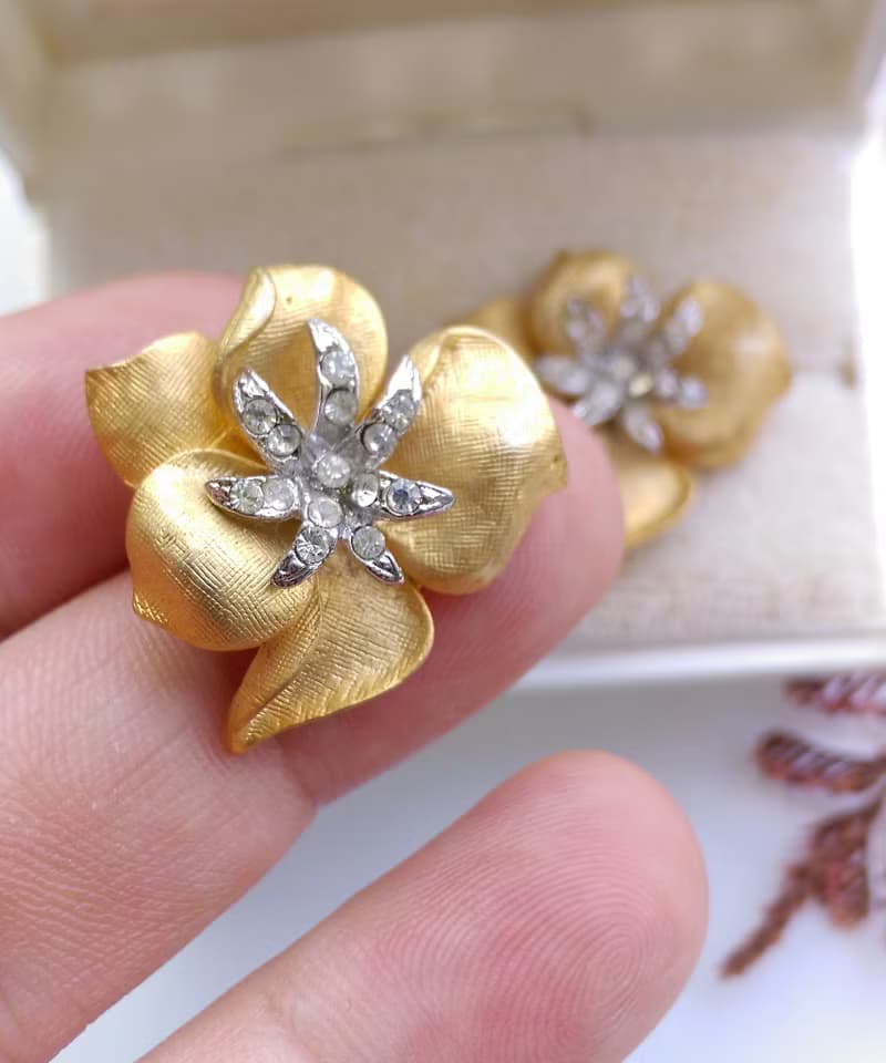 Vintage Jewelry 西洋古董飾品 啞光 刷紋 優美花形 針式耳環