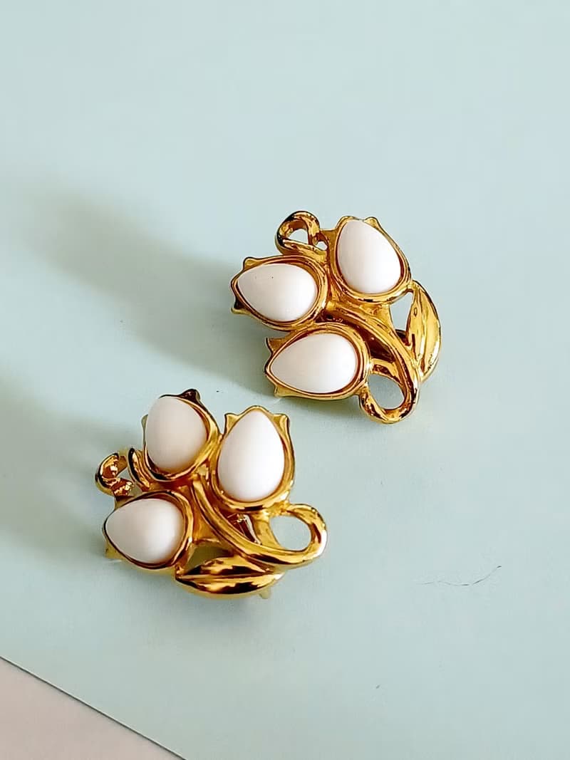 vintage jewelry Trifari 典雅牛奶玻璃花穗 夾式耳環