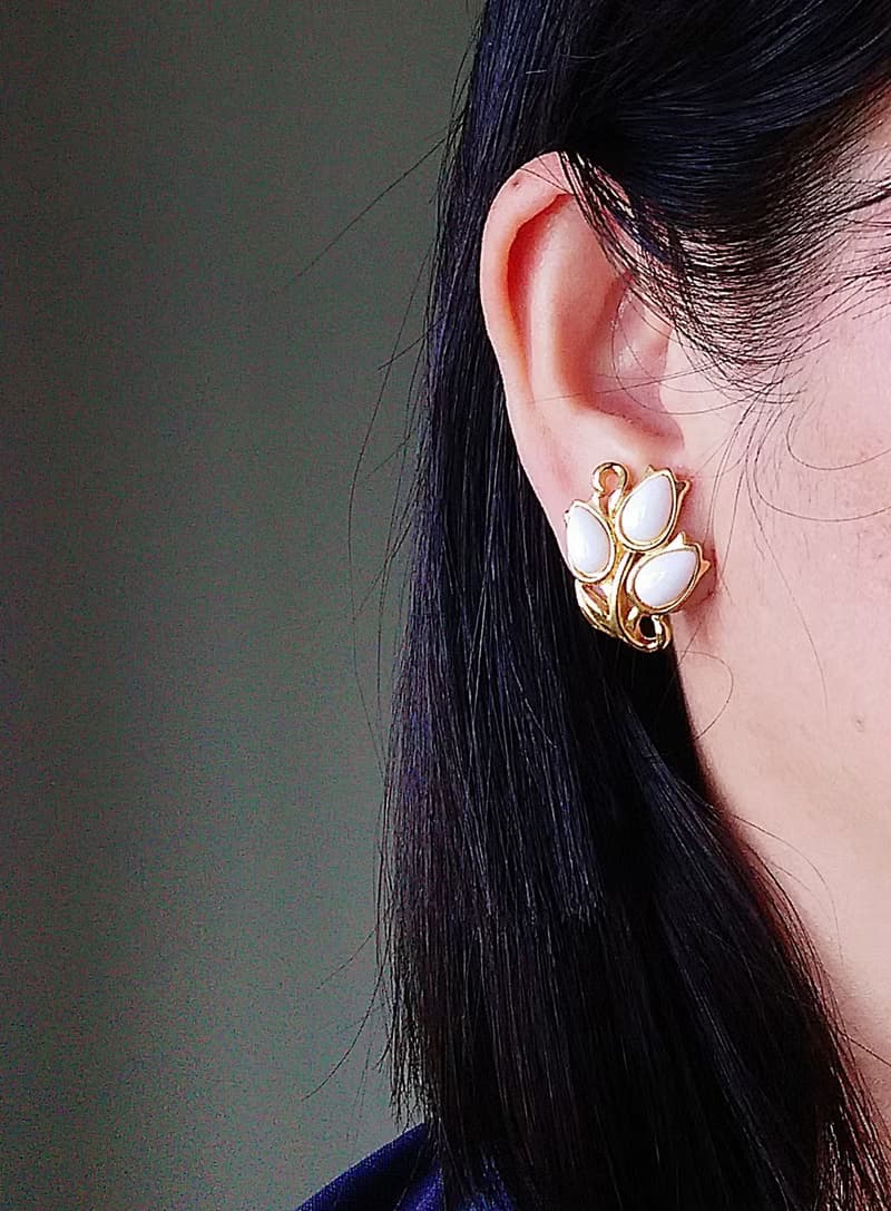 vintage jewelry Trifari 典雅牛奶玻璃花穗 夾式耳環