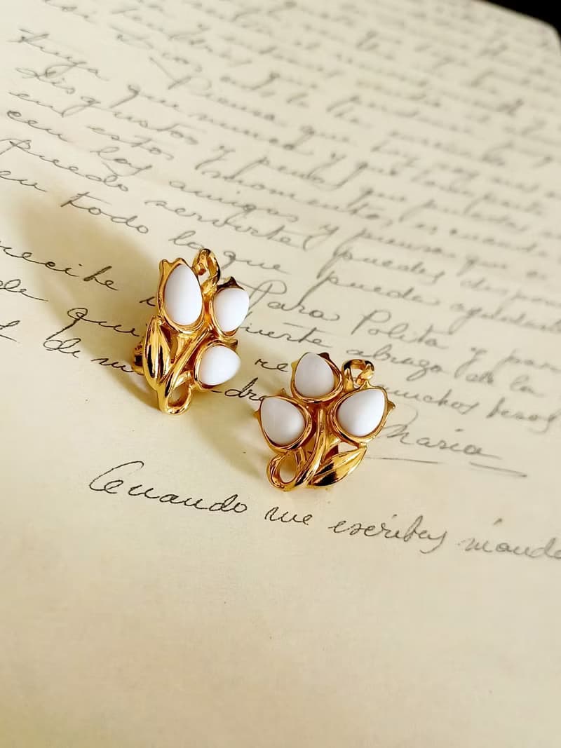 vintage jewelry Trifari 典雅牛奶玻璃花穗 夾式耳環