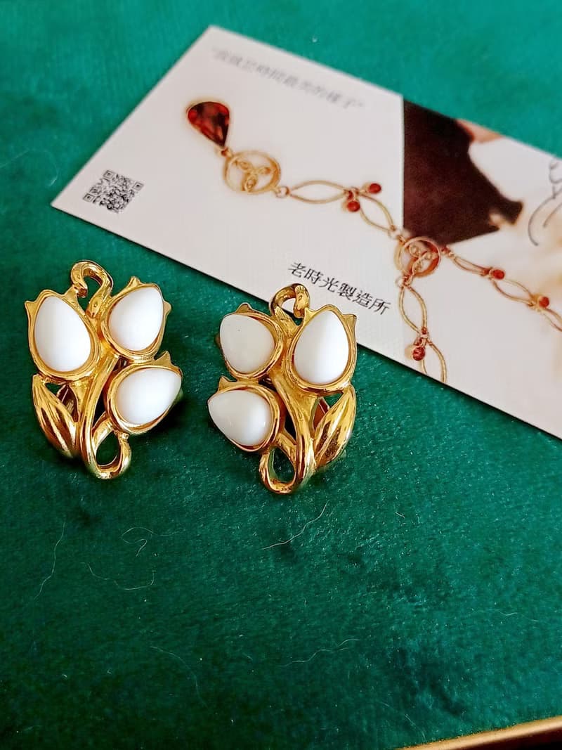vintage jewelry Trifari 典雅牛奶玻璃花穗 夾式耳環
