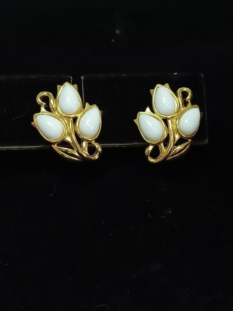 vintage jewelry Trifari 典雅牛奶玻璃花穗 夾式耳環